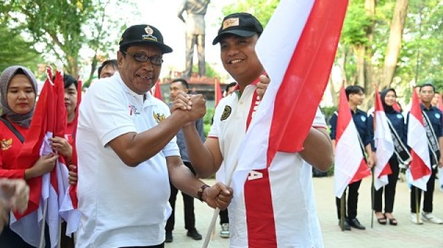 Pemprov Bagikan Ribuan Bendera Merah HARIAN MERCUSUAR