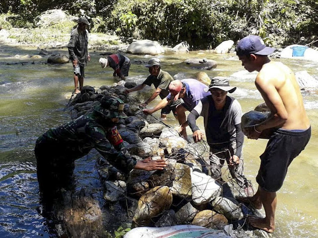 Babinsa Kulawi Bantu Masyarakat Perbaiki Bendungan-8e4e6f5f