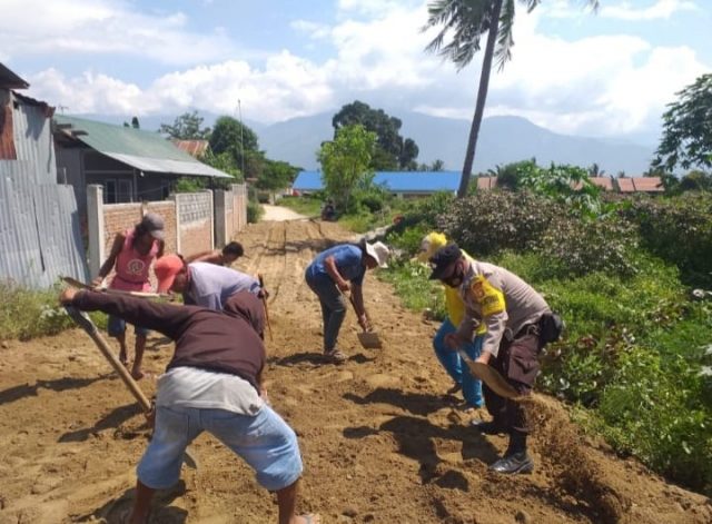 Bhabinkamtibmas Bantu Warga Perbaiki Jalan Rusak-71bbbad0