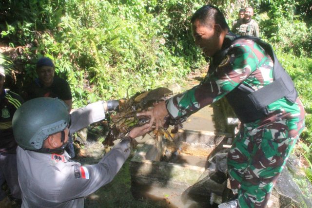 Kapolda  dan Danrem Bersihkan Penampungan Air-8060dbb0