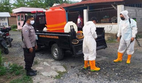 Polsek Palu Selatan Disinfeksi Rumah Warga-7d0f51e3