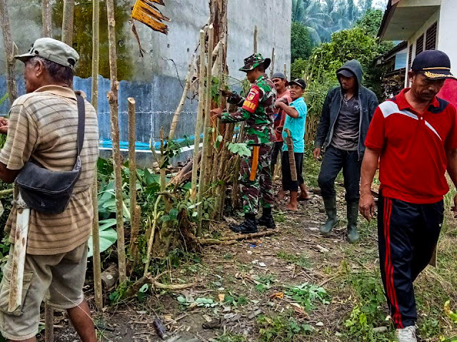 Babinsa Balaesang Bantu Pembuatan Pagar Sekolah-9cc9b1b2