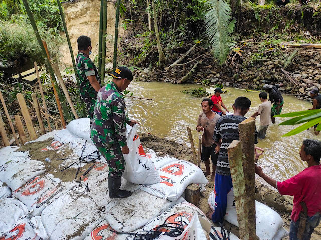 Bangun Jembatan Darurat Warga Tovia Tambau-12c5544a