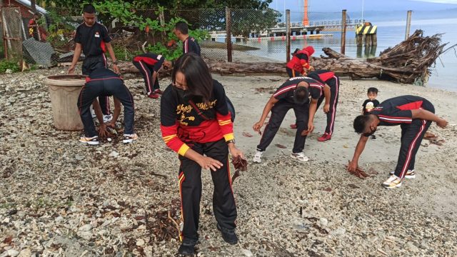 Brimob Sulteng dan Bhayangkari Bersihkan Pantai Moengko-3faf5871