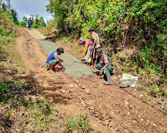 Koramil Tinombo Bantu Petani Rabat Jalan-b329eb63