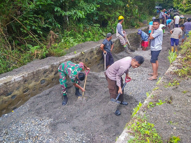 Babinsa  dan Bhabinkamtibmas Jono Oge Bersihkan Irigasi-686f96f0