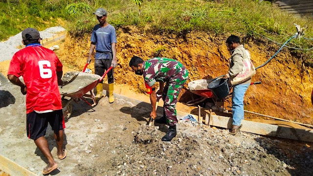 Babinsa dan Bhabinkamtibmas Kerja Bakti Pengecoran Jalan-6b058b61