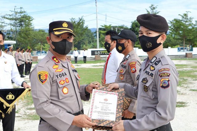 KAPOLRES BANGGAI BERI PENGHARAAG-76314cdc