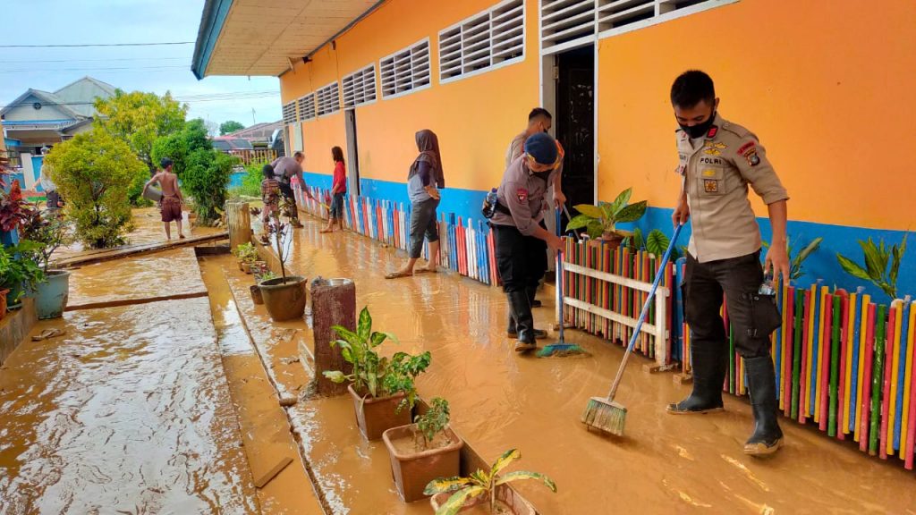 BRIMOB BANTU WARGA TERDAMPAK BANJIR-66339e10
