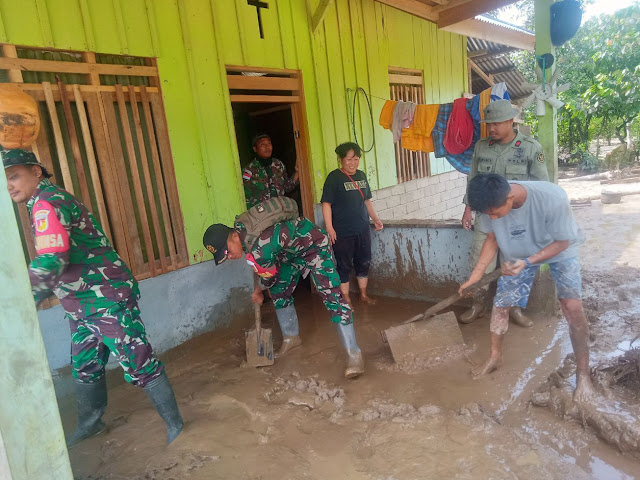 Pascabanjir, Babinsa Palolo Bantu Bersihkan Lumpur-6f54cf49