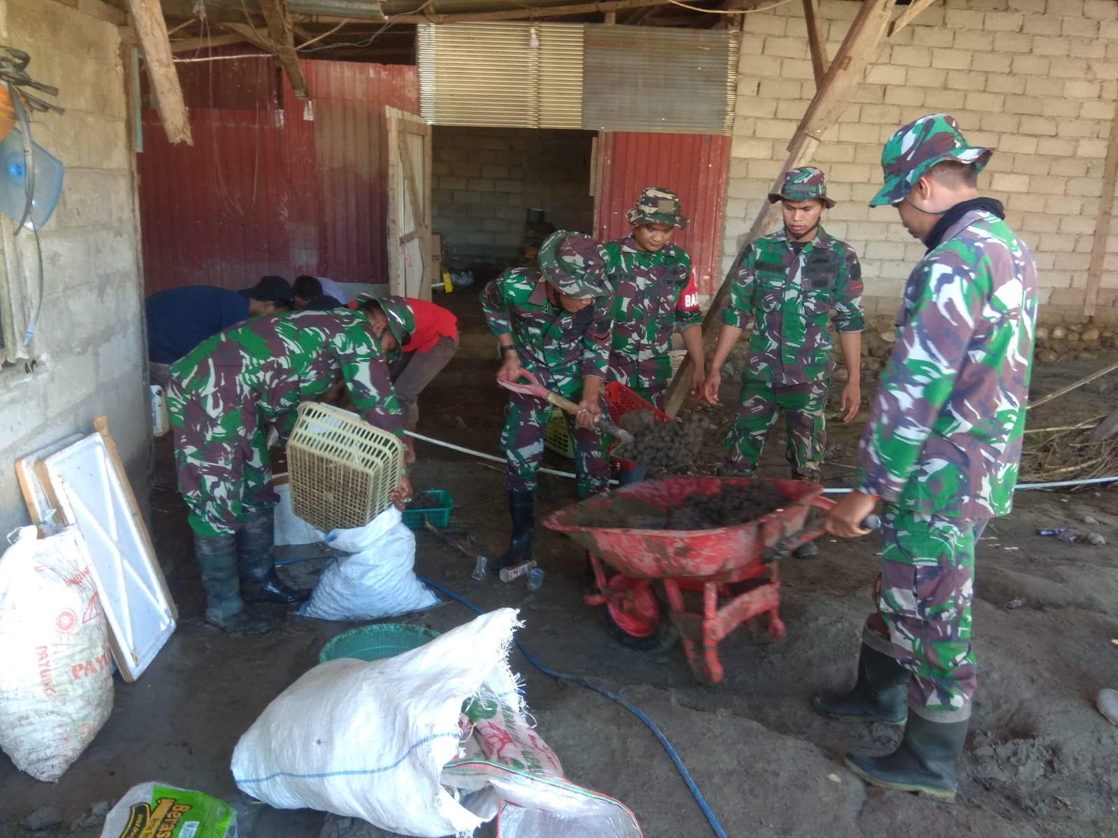 TNI Pos Palolo Bersihkan Material Banjir Sintuvu-ee75bc87