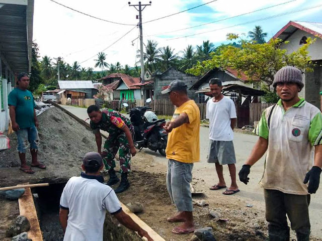 Babinsa Tawaeli Bantu Bangun Plat Jembatan-06a9b9e9