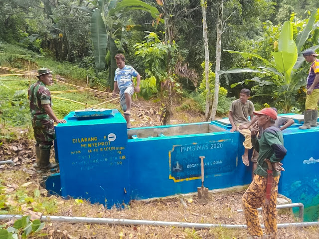 Babinsa Tinombo Bersihkan Bak Penampungan Air-ac2ac3c8