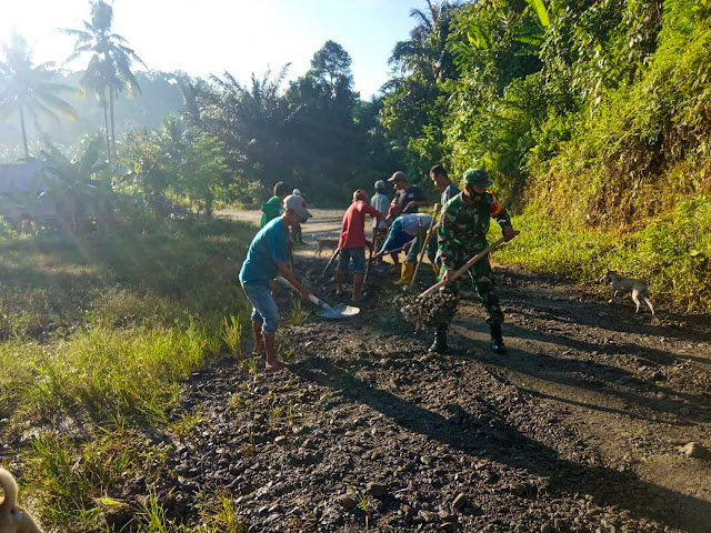 Koramil Banawa Bersama Warga Timbun Jalan Rusak-c748c999