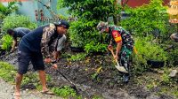 TNI  Bersama Warga Bersihkan Lingkungan Desa-f63bd598