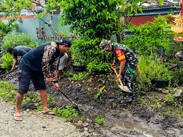 TNI  Bersama Warga Bersihkan Lingkungan Desa-f63bd598