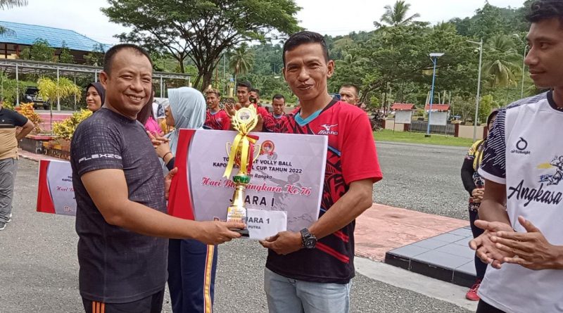 KAPOLRES BUOL SERAHKAN PIALA-4903bc57