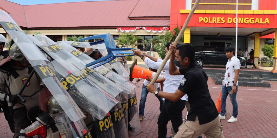 Samapta Polres Donggala Simulasi Penanganan Massa-11300d55