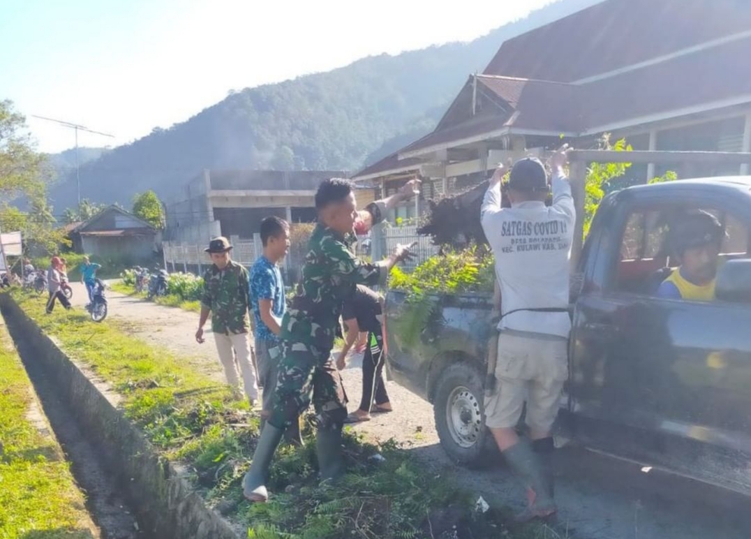 TNI dan Polri Bersih-bersih Lapangan Sepak Bola-353cce79