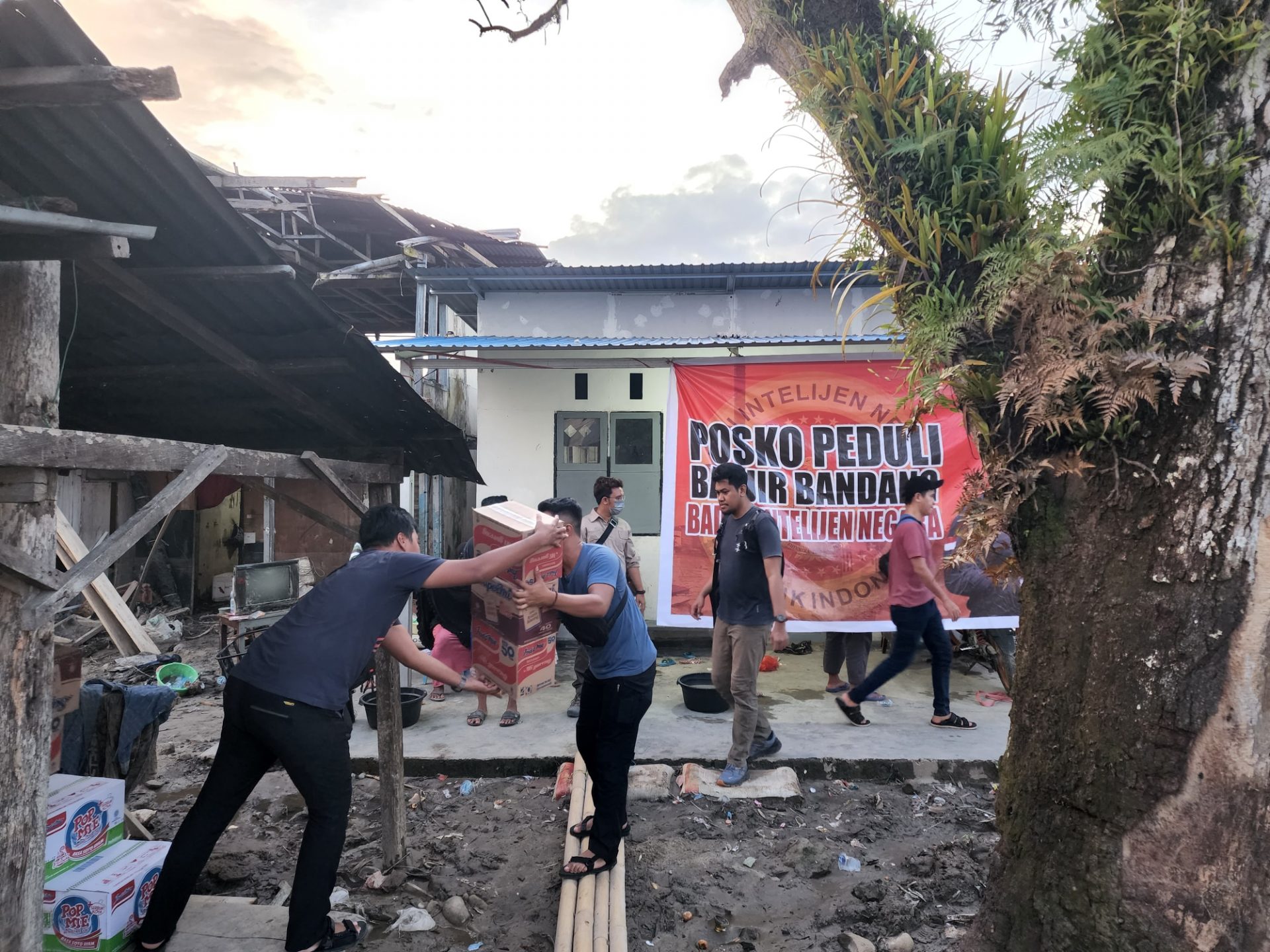 BIN Salurkan Bantuan Bagi  Korban Banjir di Pamout-d4c2106f