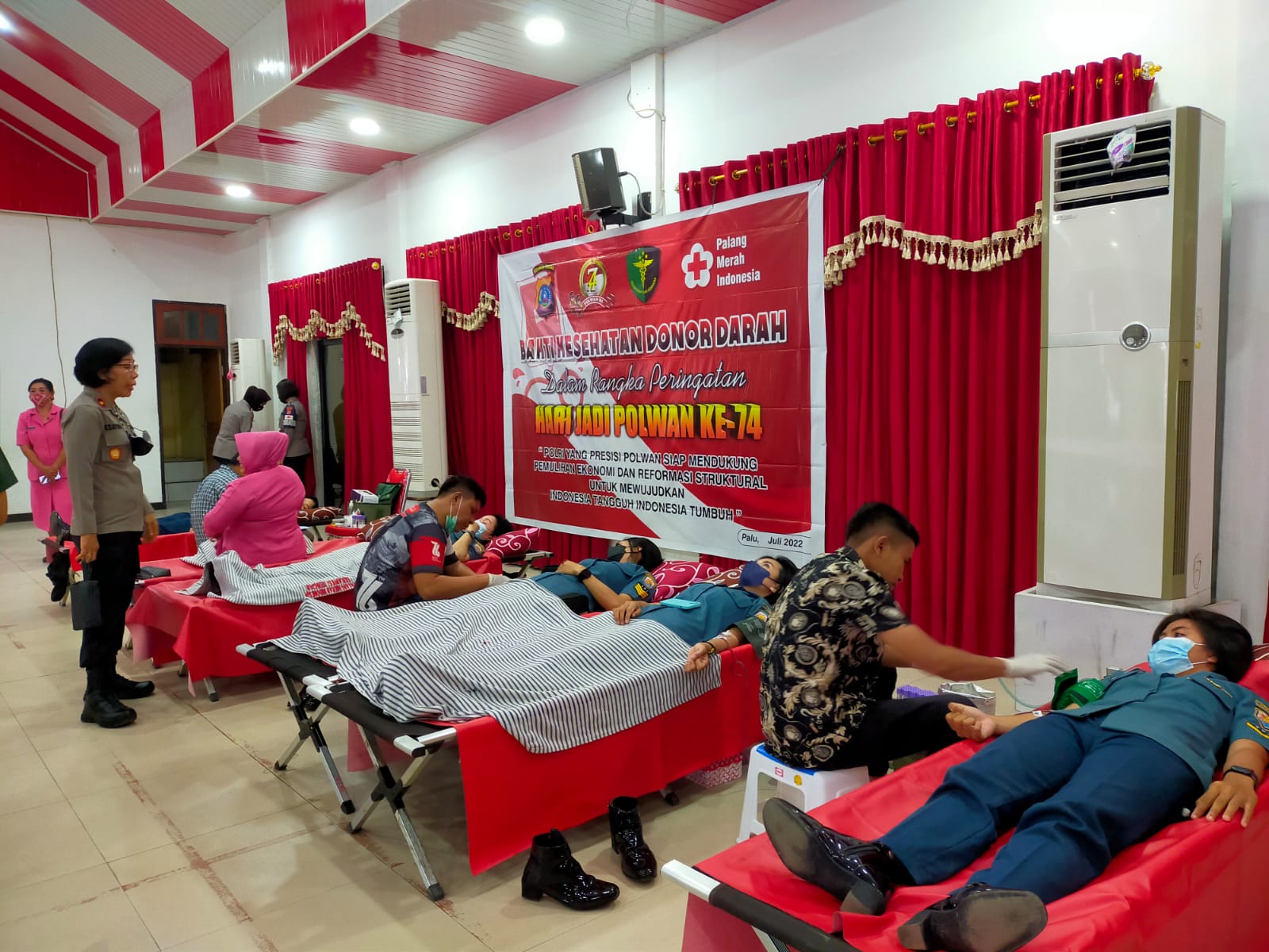 Polwan Polda Sulteng gelar Donor Darah-56dbc724