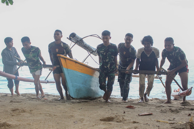 Satgas TMMD Bantu Sandarkan Perahu Nelayan-40f916db