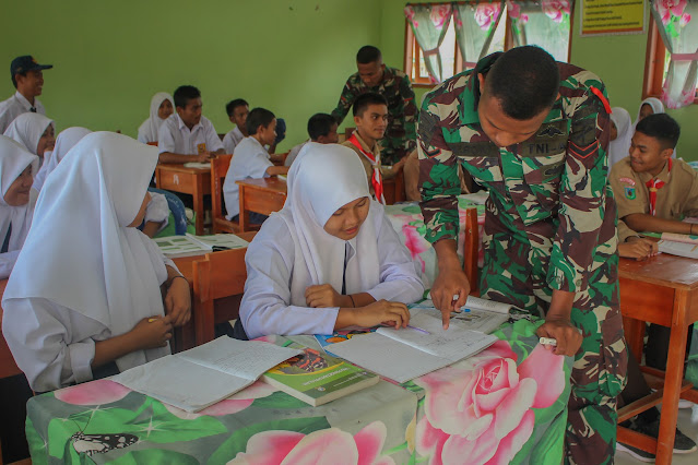 Satgas TMMD Mengajar di SMP 3 Tinombo-d5717b96