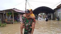 Aksi Heroik Babinsa Evakuasi Korban Banjir-660ff1ab