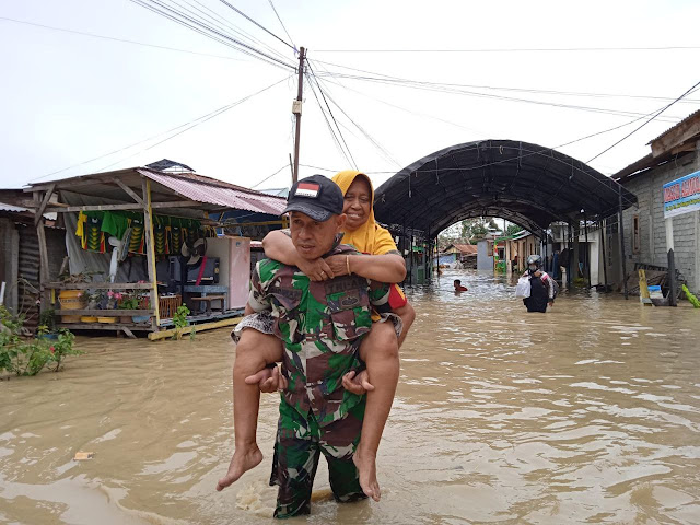 Aksi Heroik Babinsa Evakuasi Korban Banjir-660ff1ab