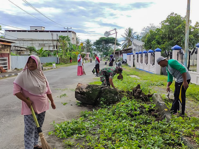 Babinsa Parigi Gotong Royong Bersihkan Sampah Plastik-e927a0ff