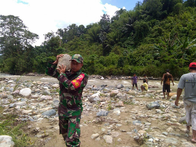 Babinsa Kulawi Gotong Royong Kerja Bronjong-8249ce17