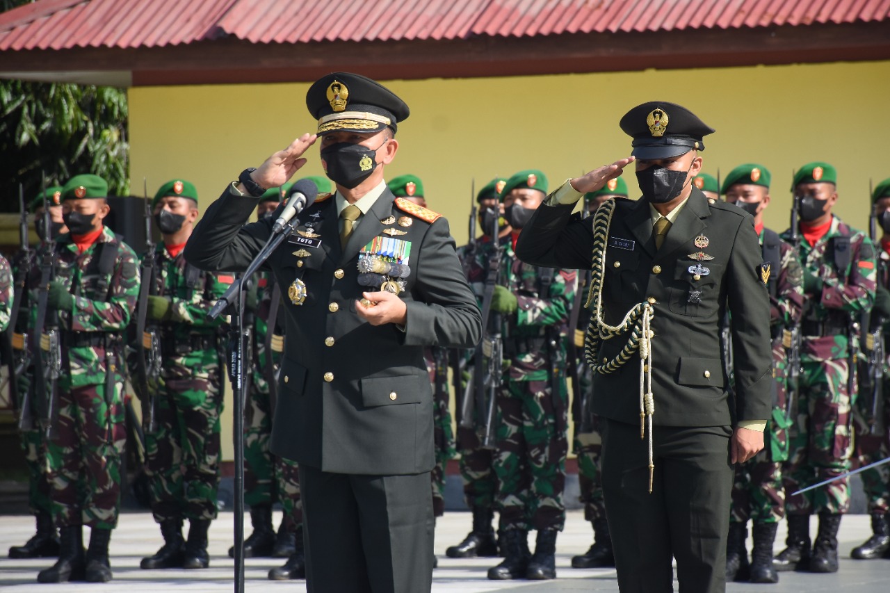 Rombongan TNI Ziarah di TMP Tatura Palu (2)-647d35ec