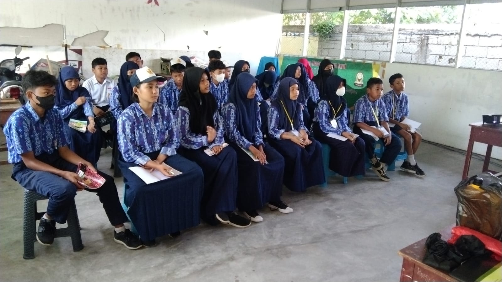 SMPN 7 Palu Latih Siswa Buat Kompos Blok - HARIAN MERCUSUAR