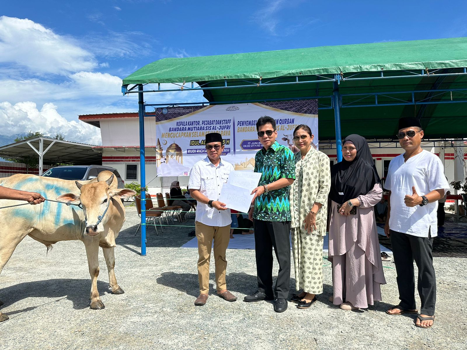 Kepala Bandara Mutiara Sis-Aljufri Palu, Rudi Richardo saat menyerahkan secara simbolis hewan kurban, Senin (17/6/2024).FOTO : KARTINI NAINGGOLAN/MS