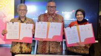 IOH_Kemenaker_Wadhwani 1 Indosat Ooredoo Hutchison bersama Kementerian Ketenagakerjaan Republik Indonesia dan Wadhwani Foundation menandatangani Nota Kesepahaman (MoU) tentang kolaborasi penguatan ekosistem ketenagakerjaan nasional berbasis kecerdasan artifisial (AI), keterampilan digital, dan kewirausahaan.FOTO : INDOSAT