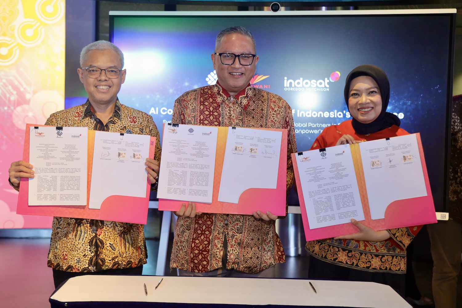 Indosat Ooredoo Hutchison bersama Kementerian Ketenagakerjaan Republik Indonesia dan Wadhwani Foundation menandatangani Nota Kesepahaman (MoU) tentang kolaborasi penguatan ekosistem ketenagakerjaan nasional berbasis kecerdasan artifisial (AI), keterampilan digital, dan kewirausahaan.FOTO : INDOSAT